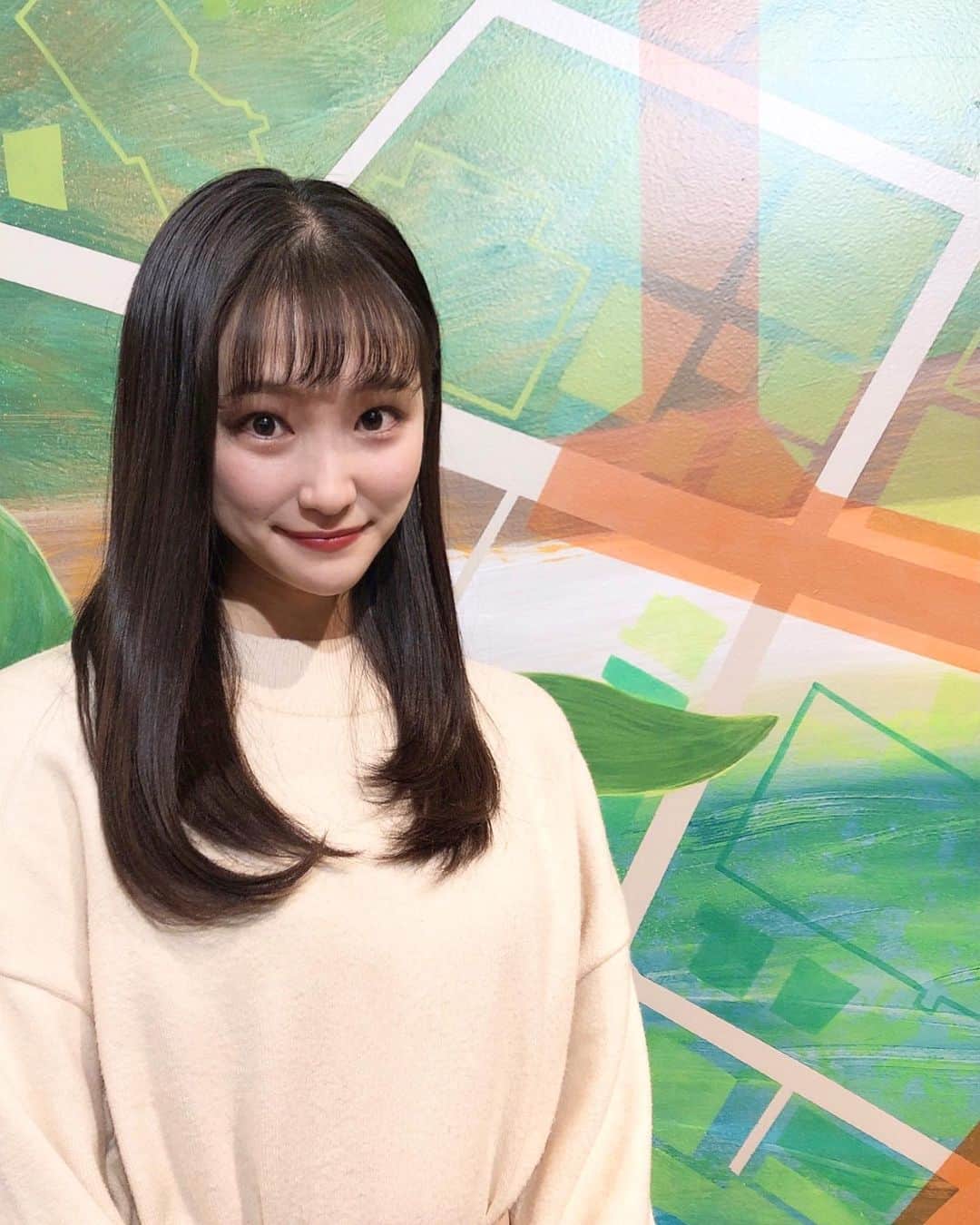 加藤早和子のインスタグラム：「❤︎ 先日 小岩駅近くに新しくオープンした商業施設 FIRSTA koiwa へ取材をしてきました🏃🏻‍♀️💨  この建物の1階には、KOITTO TERRACE という コミュニティスペースがあるのですが…  ✔︎ KOITTO とは？名前の由来 ✔︎ どんな事が出来るの？  などなど様々な疑問に答えて下さいました🛎  🔍 小岩デラックス で是非ご覧ください！  そして、小岩駅に来た際には 是非立ち寄ってみて下さい👀🎶  写真は 空間を変えるフロアデザインや 塗装ペイント業界でご活躍中のヨザン弥江子さんが 描かれた壁画の前で撮ったもの📸  よくよく見ると小岩駅周辺の街並みが描かれていて 素敵な壁画でした☺️  . . #小岩デラックス #小岩 #取材 #取材記録 #ミス日本  #ミス日本2021 #青山学院大学 #firstakoiwa #missjapan」