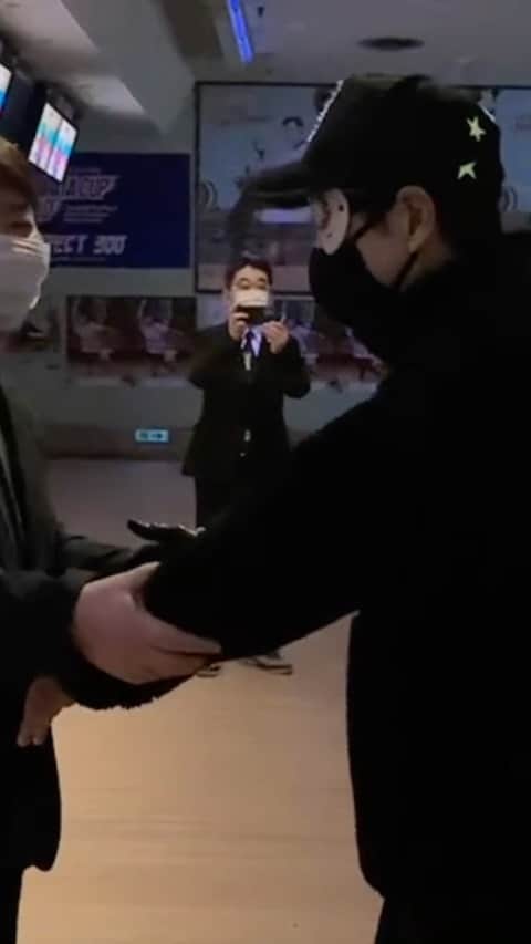 黒田アーサーのインスタグラム：「先日は所属事務所エクセリングからのバースデー🎁も超サプライズでした‼️😊💕 マネージャーからポートボウルで打ち合わせしたいと言われて着いたらいきなり「目隠しをして下さい⁉️」後はご覧のサプライズバースデーが待ってました‼️完全なるドッキリです🤣中でも1番嬉しかったのは、わざわざ僕のためにトッププロの皆さんがお祝いのメッセージ動画を撮ってくれた事です‼️本当に有り難うございました🙇‍♂️🙏許可を頂いたので皆さんにも見て頂きたいと思います😊✌️ 事務所が作った動画です！ https://youtu.be/b4y5VQQvRRE この動画は許可を頂いたので後日フルでアップします！ エクセリングの木谷社長とスタッフの皆さん、東京ポートボウルの皆さん、60歳の誕生日は一生忘れない日になりました！本当にありがとう❣️皆さんの愛💕を心から感じる感激の還暦祝いでした‼️」