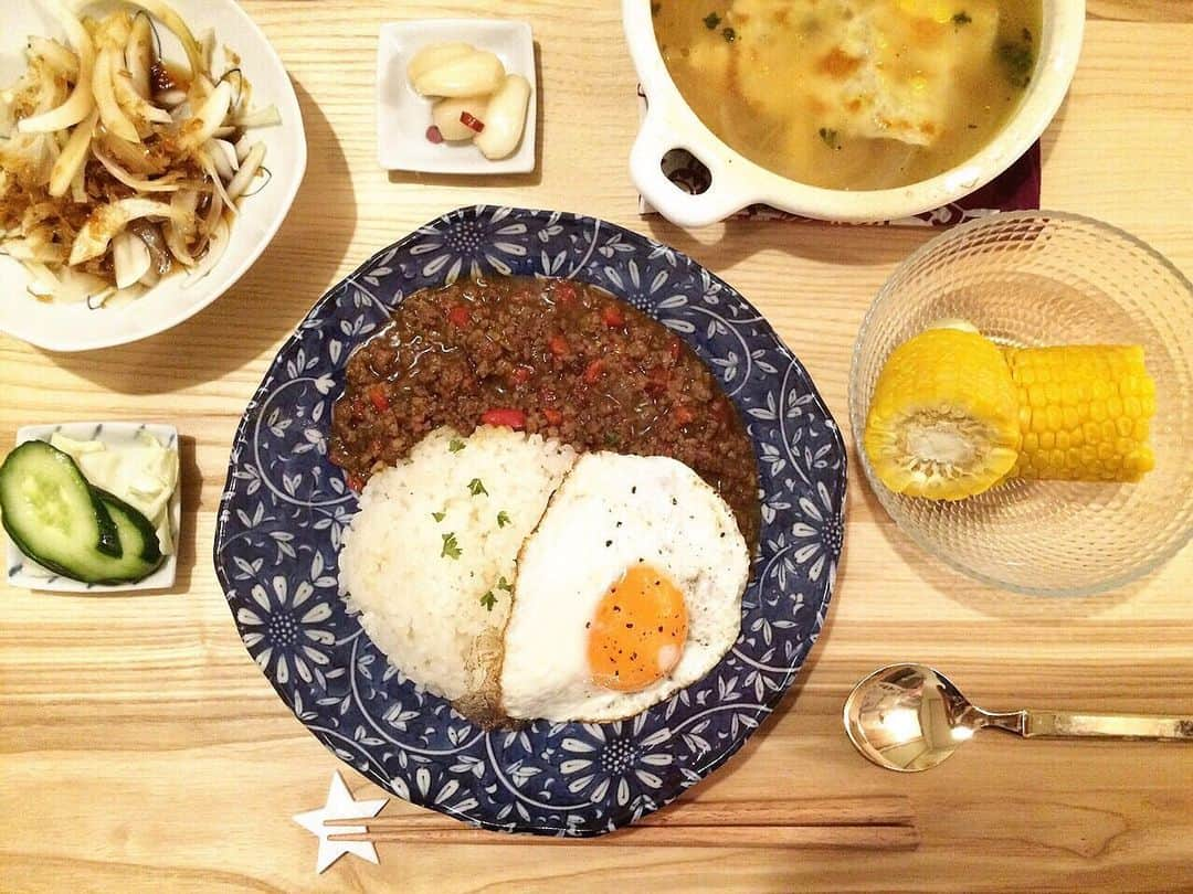 古田ちさこさんのインスタグラム写真 - (古田ちさこInstagram)「♡🍛☆﻿ ﻿ いつかの #キーマカレー 🐷🐮﻿ 私のこだわりはお肉が豚牛の合い挽きなのと 隠し味に #おたふくソース を使うこと🤎﻿ 🥄 @otafuku_sauce  広島好きなだけあるでしょ🤤﻿ ﻿ コクのある甘みがでる気がする… ! ✨✨﻿ ﻿ ハンバーグもミートソースも餃子も麻婆豆腐もそぼろ丼もガパオも好きな私は挽き肉料理からレパートリーを増やしていきました🍳﻿ ﻿ 挽き肉と卵を扱えるようになったらなんとかなると思ってる。笑﻿ ﻿ なのでカレーもキーマカレーを一番作ります😽﻿ ﻿ そしてカレーにはいつもオニオングラタンスープなんだな🧅🧀﻿ ﻿ ﻿ ﻿ #古田の自炊記録#自炊#自炊部﻿ #おうちごはん#おうちごはんlover﻿ #晩ごはん#instafood#フードスタグラム﻿ #cookingram#cooking#おうちごはん通信﻿ #自炊記録#foodstagram#dinner#おうち定食﻿ #夜ごはん#キーマカレー#カレー#カレー部﻿ #オニオングラタンスープ#自家製ぬか漬け」2月10日 23時14分 - chisakofuruta