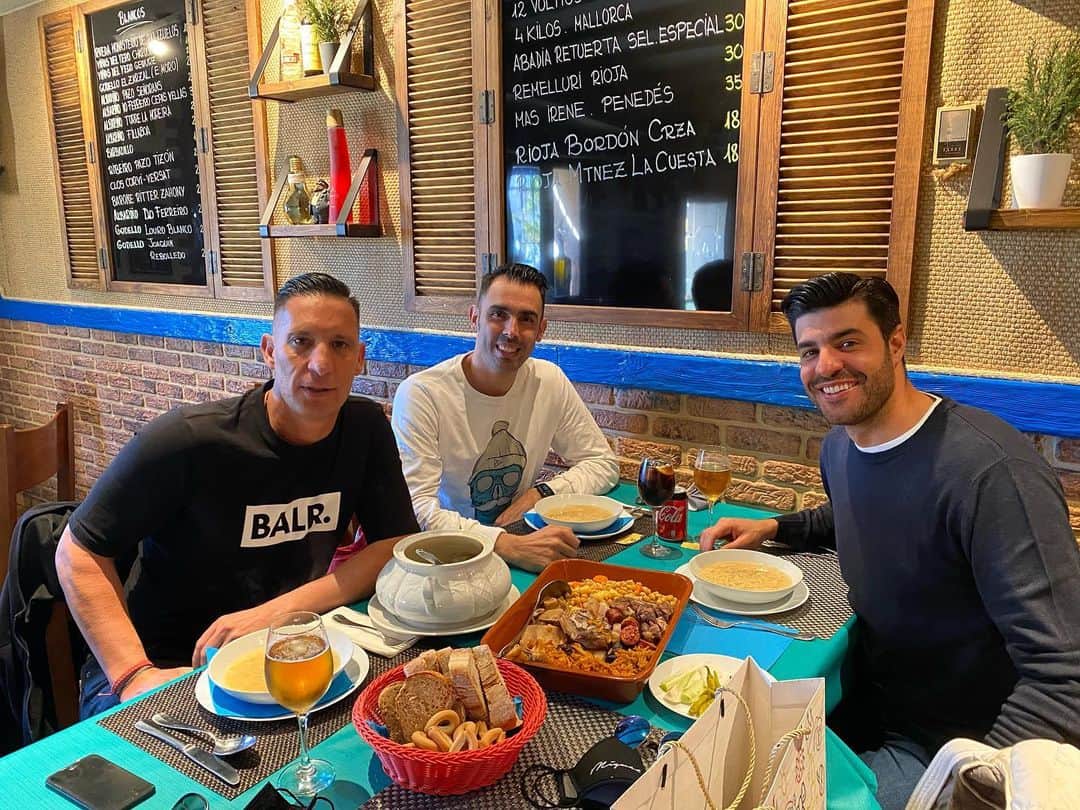 ジョルディ・コディーナのインスタグラム：「Cocido rico con amigos!! @migueltorres @emilioalvarezcoach」