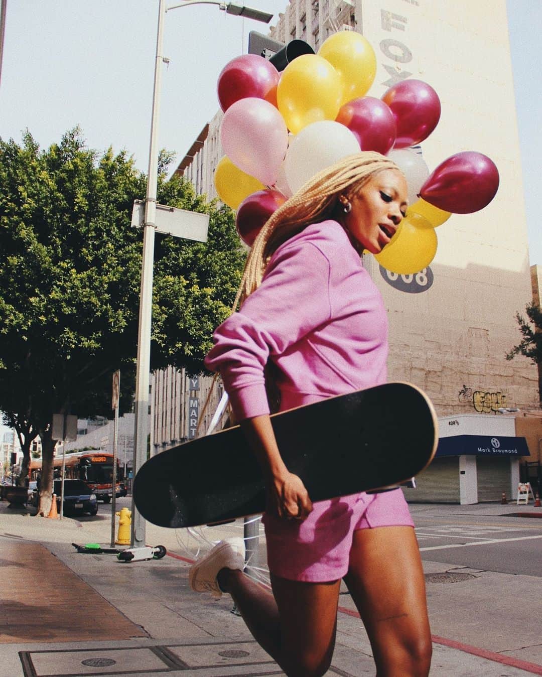 ラグ&ボーンのインスタグラム：「Life is sweeter in City Sweats. Wear wherever, with anything. @shesmaad」
