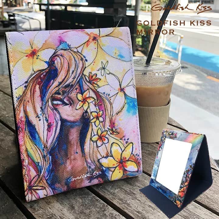 ラレイアのインスタグラム：「🌺 お買い物マラソン開催中！ Goldfish Kissのアートデザイン折りたたみミラーも今だけ1,100円😍✨ ・ 他にもマラソン期間限定プライスを多数ご用意中です☺️ ・ 今ならお得なクーポンも配布中！ ぜひお見逃しなく🧡 ・ ・ ・ ---La Leia Precious Life(ラレイア)--- @laleia_official ・ 楽天市場店 https://www.rakuten.co.jp/laleia-p-life/ ・ ・ ・ ・ #art#hawaii#aloha#surf#beach#laleia#ハワイ#フォトジェニック#インスタ映え#インスタ女子#アロハ#ビーチ#海を感じる雑貨#ラレイア#アート#ビーチガール#サーフスタイル#大人カジュアル#ゴールドフィッシュキス#ギフト#プレゼント#インテリア #楽天 #goldfishkiss #折りたたみミラー」