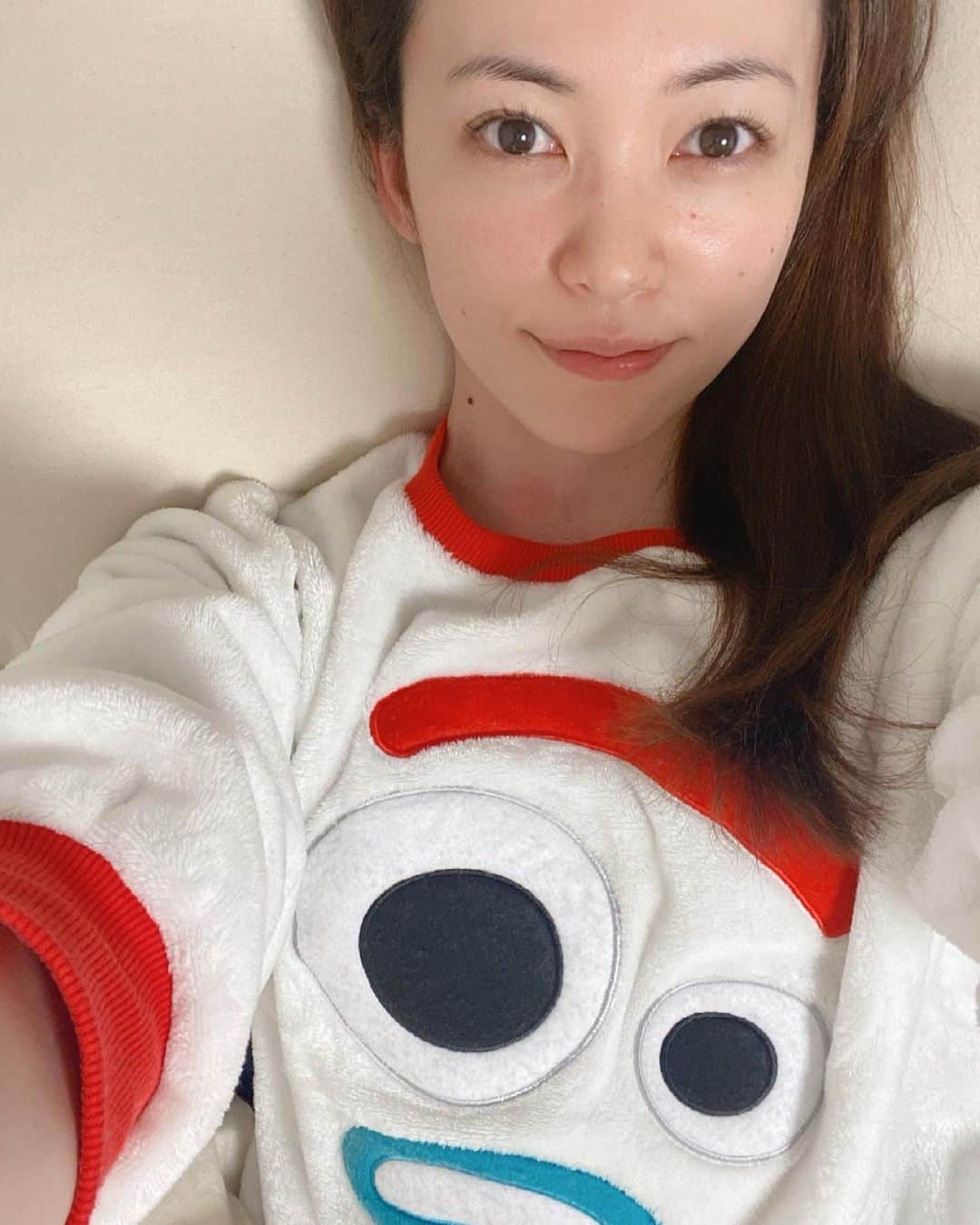 小林美季のインスタグラム：「このパジャマ あったか可愛い♡  まつパ綺麗にしてもらったので ノーメイクでもぱっちり目！*  ...... 首になんか、刺されました  #miki #美季 #まつ毛パーマ #thankyou #beauty #つめこみ #toystory #好き #パジャマ #部屋着事情」