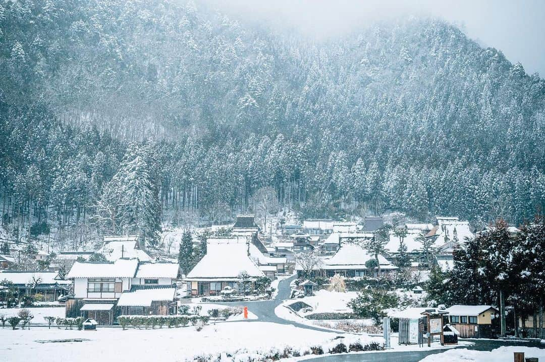 京都いいとこフォトのインスタグラム：「. 美山町かやぶきの里。 水墨画のような冬の風景。 . Miyama Town Kayabuki no Sato. ​​A winter landscape like an ink painting.​​​ .  Date : 2021.2.9 Location : #美山町かやぶきの里​ Photo : @kohei713 .」