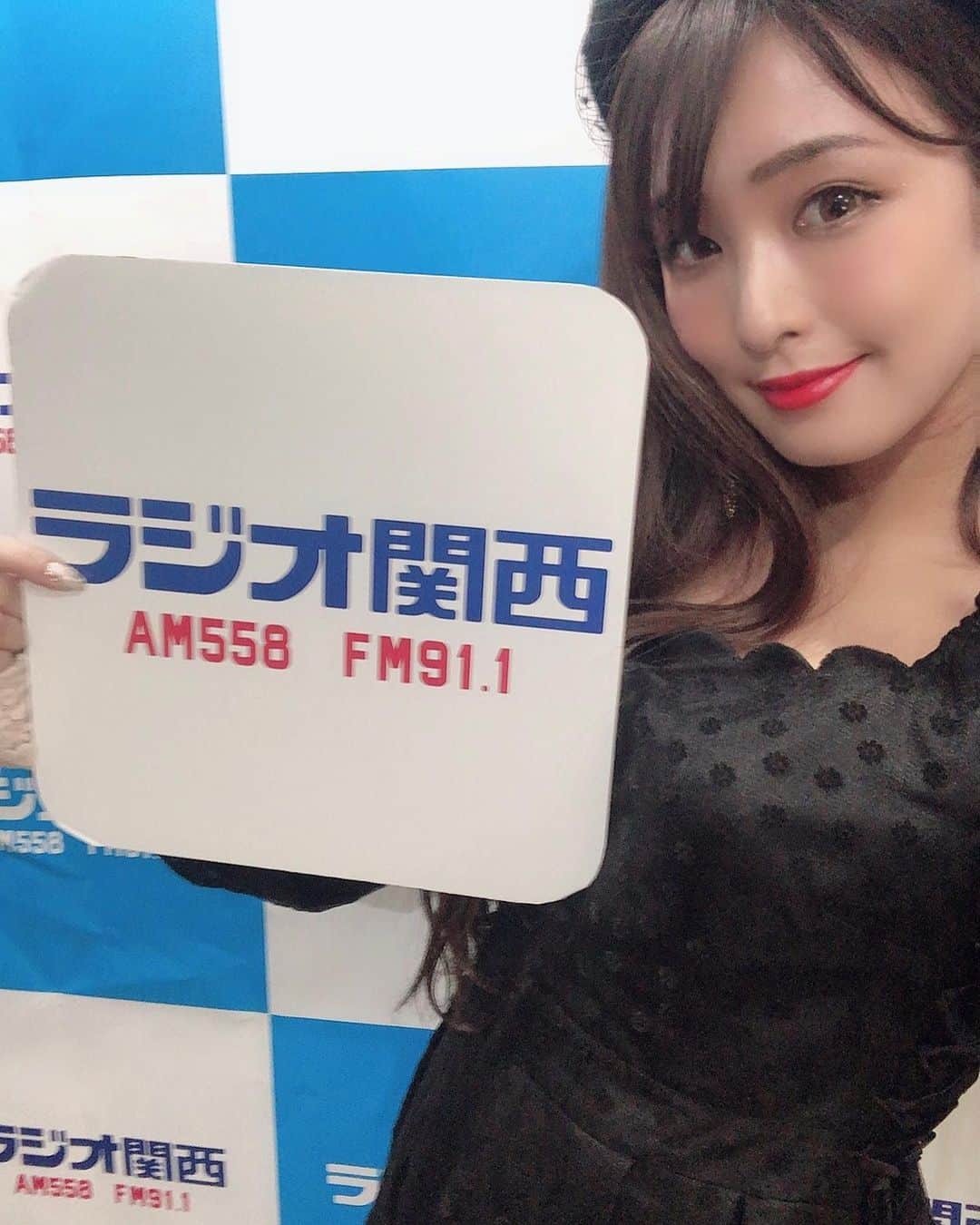 Fujikoのインスタグラム：「明日はちょ〜朝早いんだよね〜🤔  またまたとってもとっても嬉しいお知らせあるんです🥺💕  また明日のSNSもチェックしてね♡  みんな、今こそ応援頼むよ🥺♥️  本当に頑張るからね♥️🏹  バレンタインライブも よろしくです🧸💋  #Fujiko#収録#ラジオ関西#アーティスト#歌手#japanesegirl」