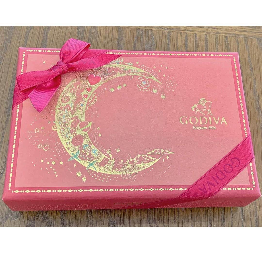 上村彩子のインスタグラム：「現場で素敵なお誕生日プレゼントをいただきました🎀 可愛いGODIVAのチョコレートだ〜😍 . 過去に出演した作品でとってもお世話になった方に今回の現場で再会できまして、その時にいただきました！ 再会できるだけでも凄く楽しみにしていたのに、まさかこんなに素敵なプレゼントをいただけるとは思わずビックリ！！ 凄く嬉しい☺️💓 . 現場も凄く楽しかったなぁ！ 思いっきりやれる役で気持ちよかったです🌟」