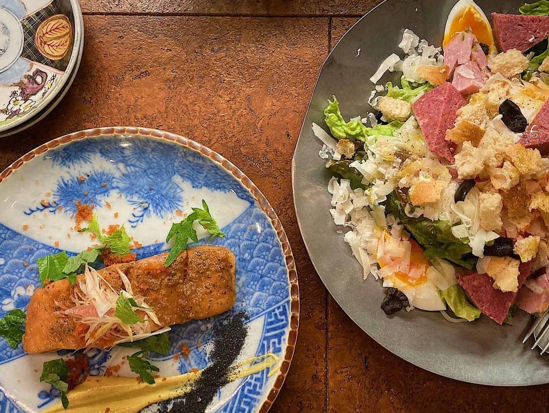 水戸悠夏子さんのインスタグラム写真 - (水戸悠夏子Instagram)「仕事終わりに三弥で晩ご飯。 スモークサーモン好きとしては、こんなに分厚いのありがた過ぎてオープン当初からずっと大ファン…。たまにこう言うデリサラダ的な物をもりもり食べたくなるので、メッツゲライテラの加工肉が乗ったこのサラダがまたとっても美味しかった◎ #新潟三弥」2月10日 23時27分 - mitoyukako