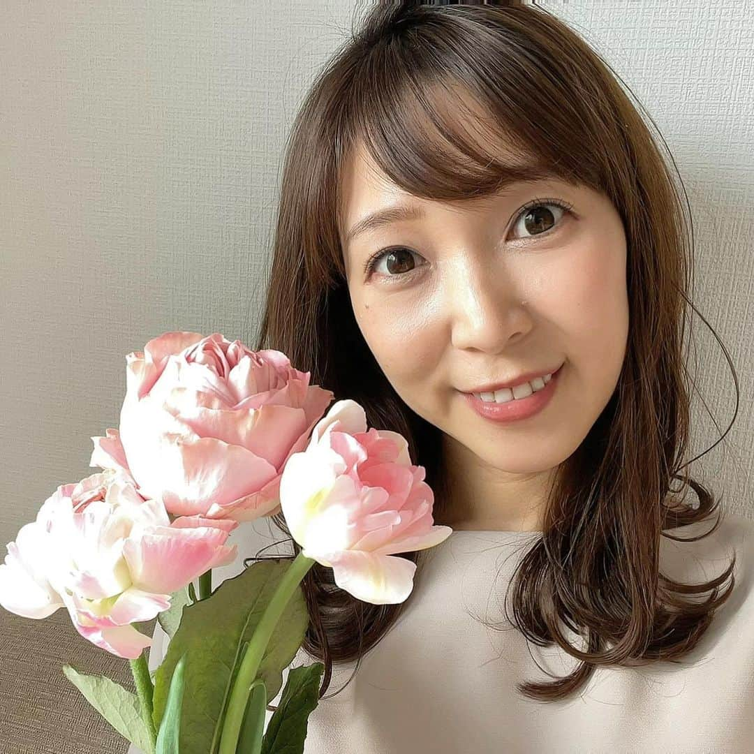 小野澤玲奈のインスタグラム：「新しいバラとラナンキュラスと チューリップと　新しい髪型🌷  10年近くずーっとお世話になっている美容室が 「ＬＵＹＳ」という素敵な店名になっていました✨ @luys_hair_design   ＬＵＹＳはアルメニア語で夜明けという意味だそう🌅  店名のストーリーを聞いて こめられた想いや響き、ますます素敵と思ったのでした☺️✨  春だからか髪が軽くなっている！ (何も言わずに座っているだけのタイプ)  #newopen #luys #ルイス #luyshairdesign  #静岡市美容室  #花のある暮らし  #ラナンキュラス #バラ #チューリップ  #ピンクの花 #春 #春ヘア」