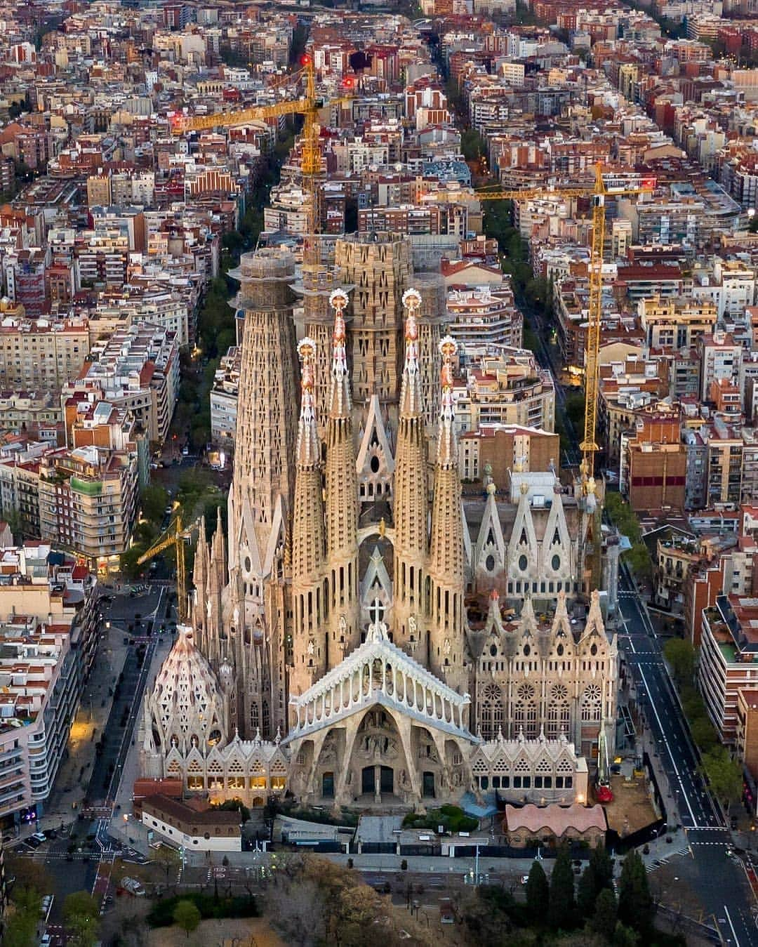 Padgramさんのインスタグラム写真 - (PadgramInstagram)「Have you ever visited the Sagrada Familia in Barcelona? ❤  . Great picture by @mr.view ⭐⭐⭐ #pgdaily #pgstar #pgcounty #familia #Barcelona #planetgo #planet #planetearth #amazing #awesome #sagradafamilia」2月10日 23時29分 - planet.go