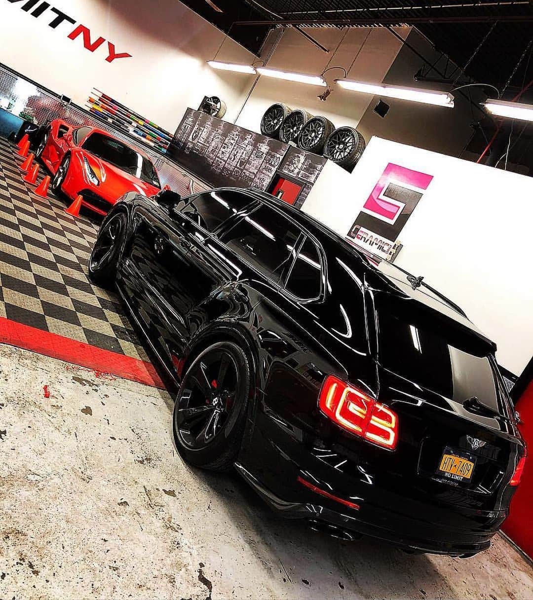 CarsWithoutLimitsさんのインスタグラム写真 - (CarsWithoutLimitsInstagram)「488 or Bentayga ? @antnolimit  Bentayga Carbon Fiber Bodykit done by @mr_nolimit01 #NOLimitAutoBody」2月10日 23時31分 - carswithoutlimits