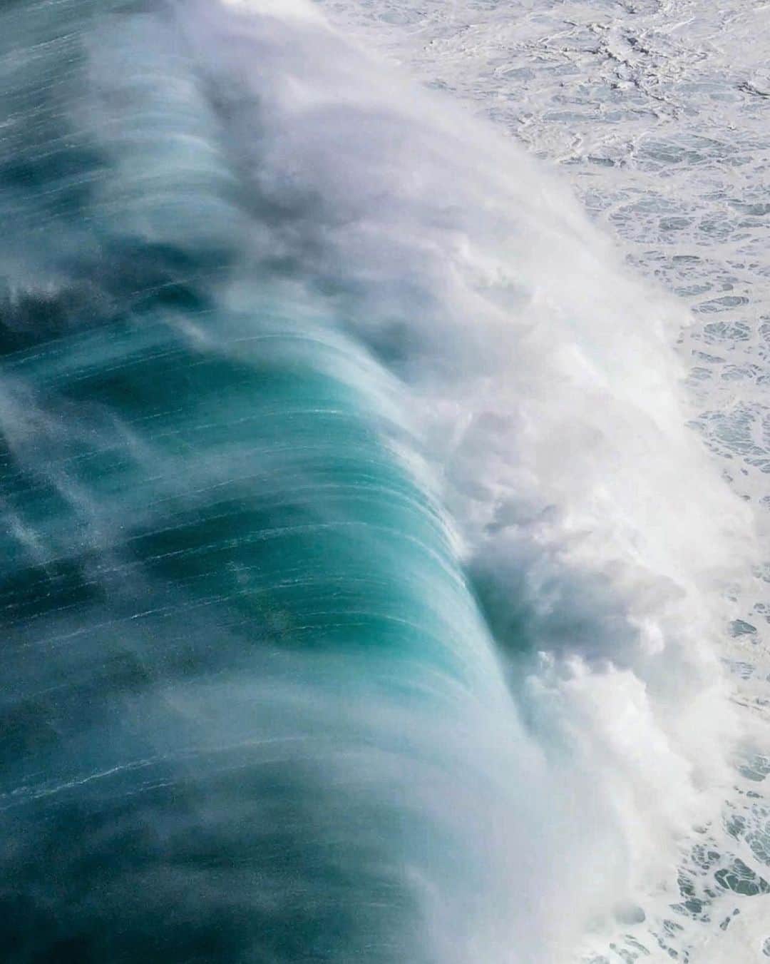 instagoodのインスタグラム：「@kamaki_kine There were giants that steamrolled Hawaiian Island shores on an epic Saturday swell. Lots of waves and surf shots from Hawaii feeds the next few days. 🤙🏼」
