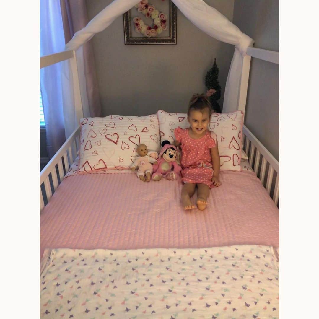 カーラ・モナコさんのインスタグラム写真 - (カーラ・モナコInstagram)「I forgot to post these, but we love @scarlettbrouillette toddler bed so much! Thank you, @cocovillage!!!」2月10日 23時31分 - karamonaco
