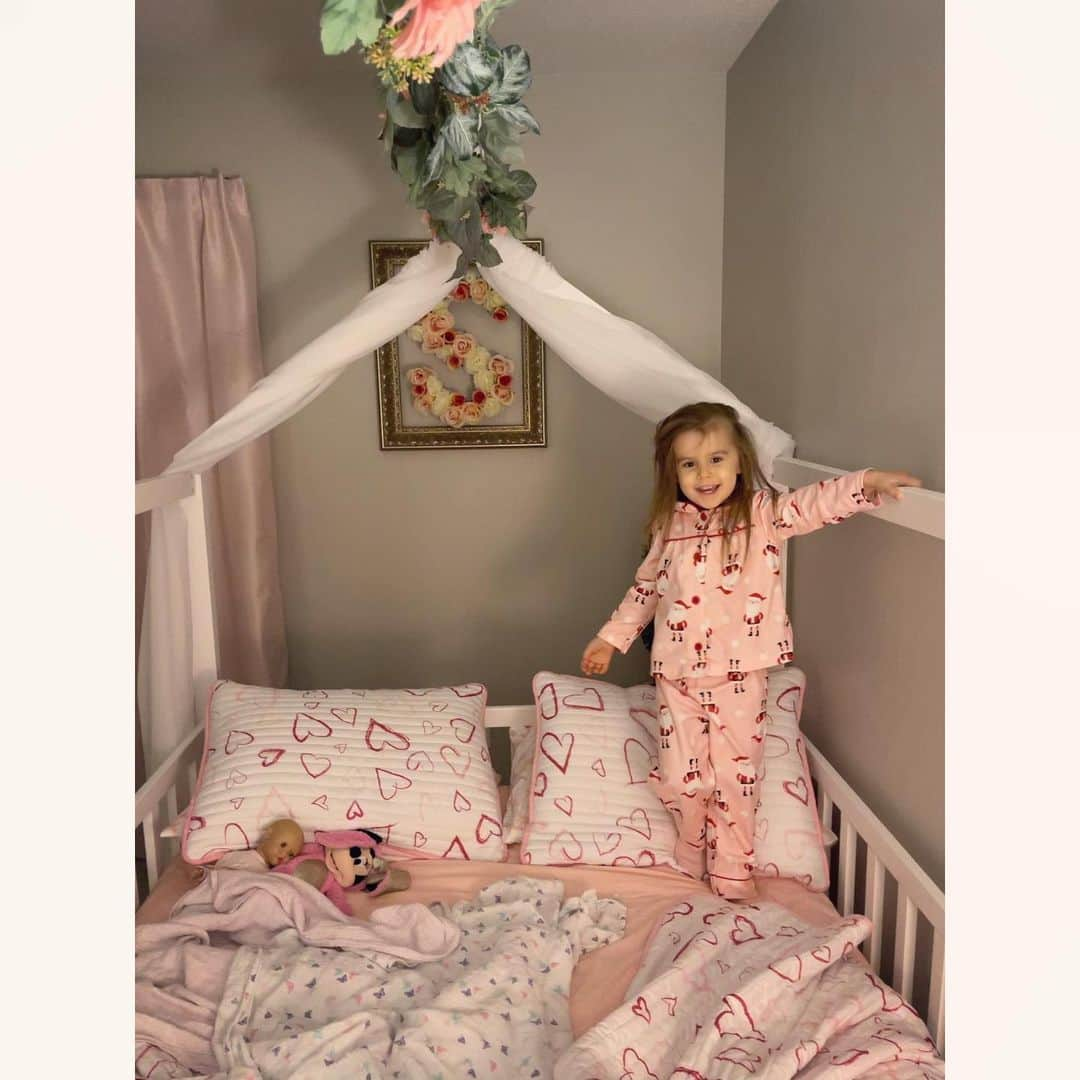 カーラ・モナコさんのインスタグラム写真 - (カーラ・モナコInstagram)「I forgot to post these, but we love @scarlettbrouillette toddler bed so much! Thank you, @cocovillage!!!」2月10日 23時31分 - karamonaco