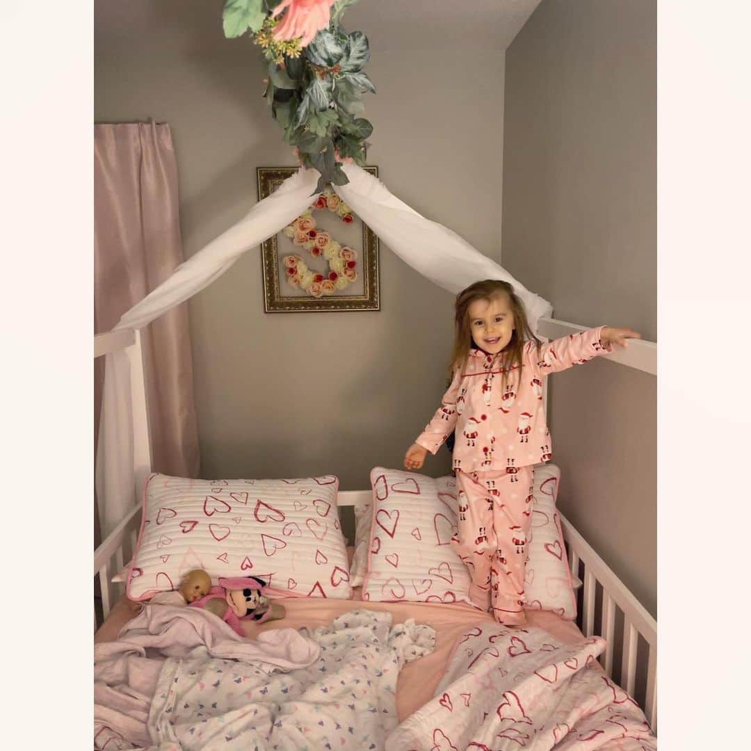 カーラ・モナコのインスタグラム：「I forgot to post these, but we love @scarlettbrouillette toddler bed so much! Thank you, @cocovillage!!!」