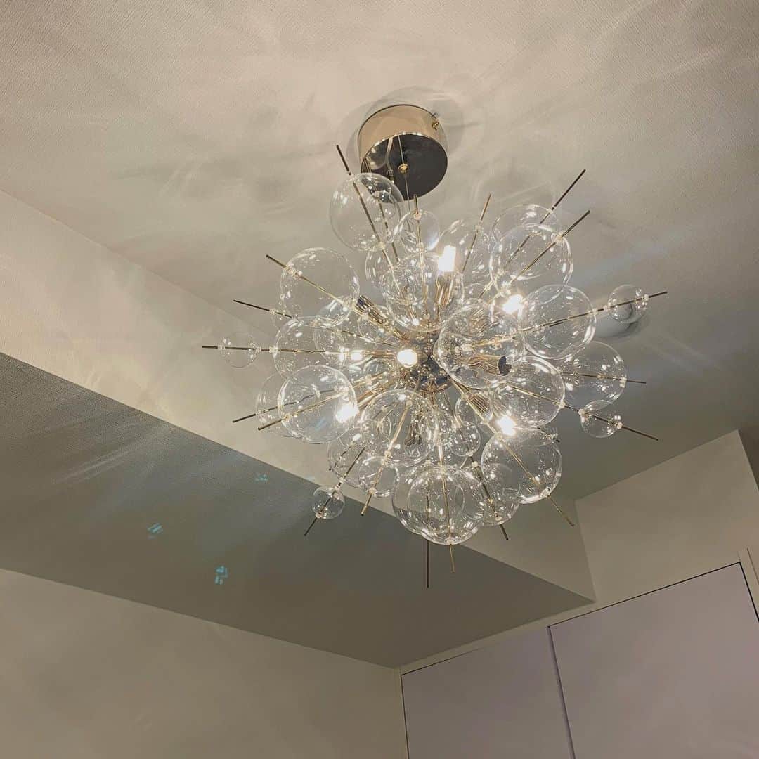 Tomomi Teradaのインスタグラム：「Bubble light🧜🏻‍♀️💕 電気を消してる時も、つけてる時もかわいくてついつい眺めちゃう🥺✨  楽天で購入しました〜🛁わたしの楽天ROOMにものってるのでみてみてねん(アカウント名同じだよ)」