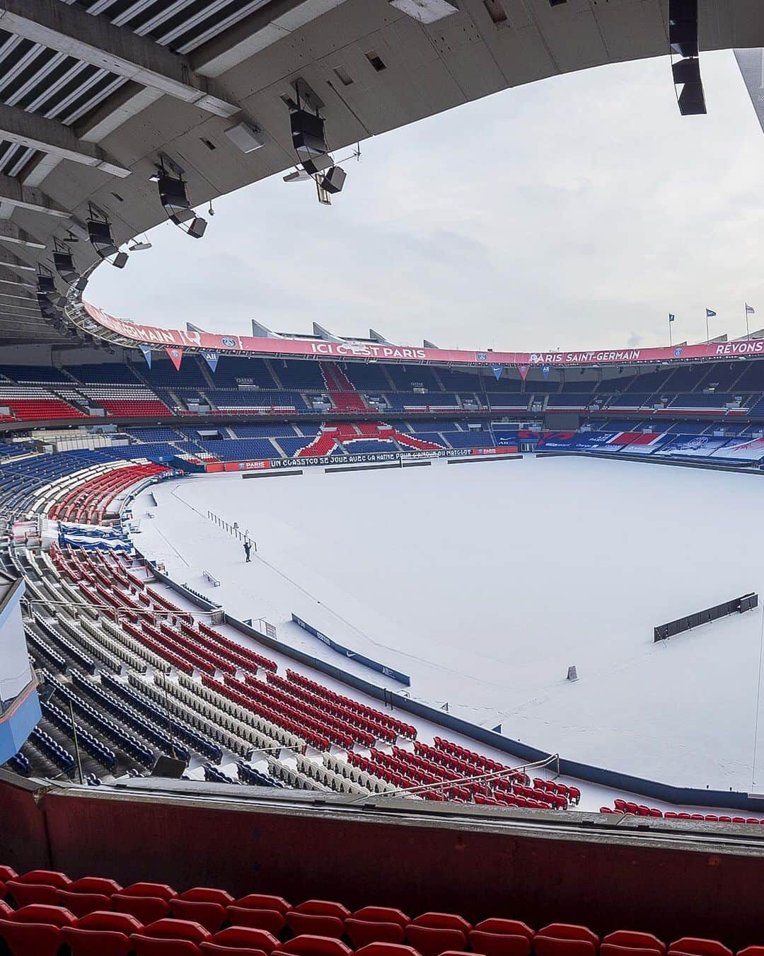 パリ・サンジェルマンFCさんのインスタグラム写真 - (パリ・サンジェルマンFCInstagram)「📸🏟️❄️ 𝗟𝗲 𝗣𝗮𝗿𝗰 𝗱𝗲𝘀 𝗣𝗿𝗶𝗻𝗰𝗲𝘀 - 0𝟸/𝟷0/𝟸0𝟸𝟷  ❤️💙 #PSGsnow #ICICESTPARIS #ParisSaintGermain #PSG」2月10日 23時43分 - psg