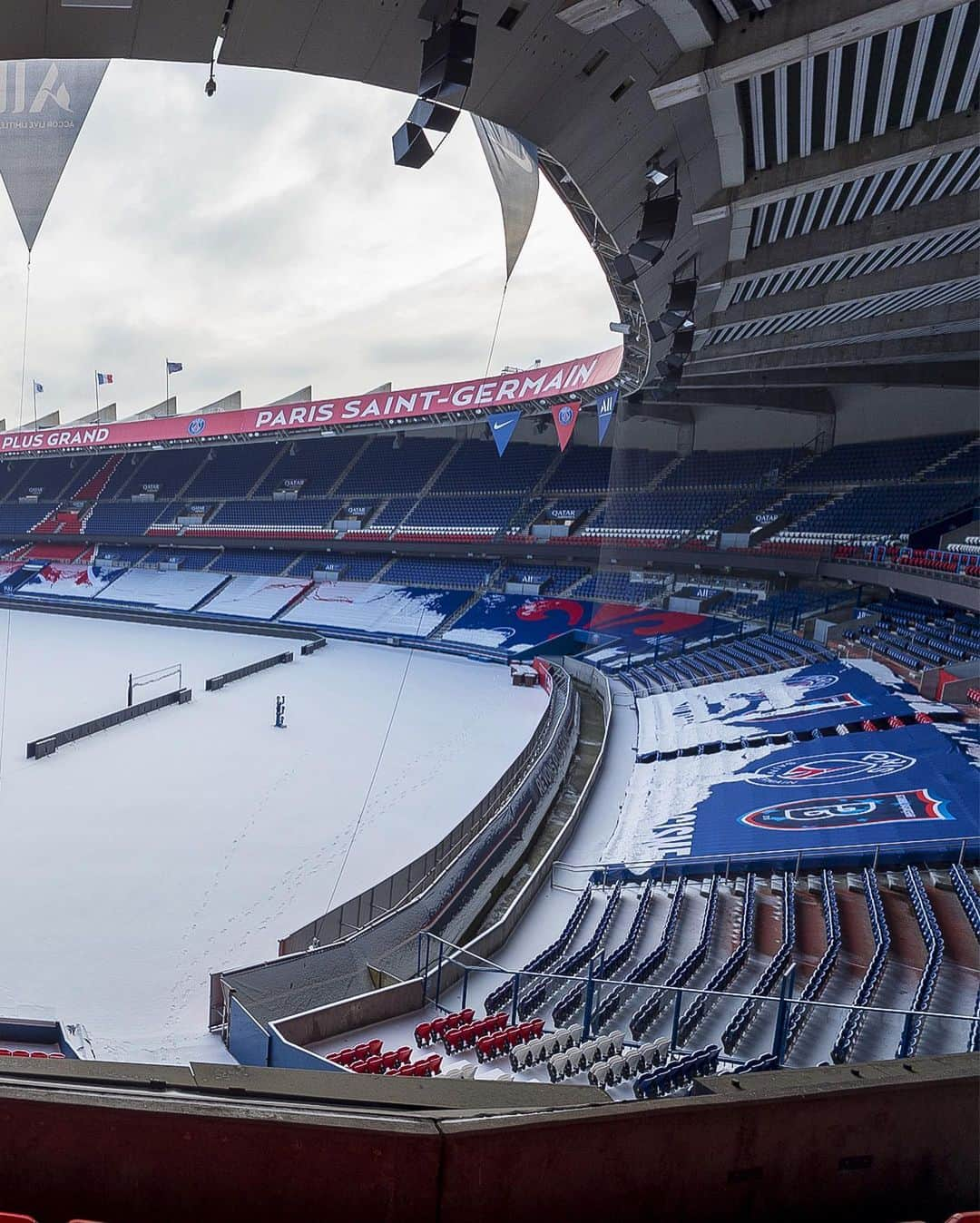 パリ・サンジェルマンFCさんのインスタグラム写真 - (パリ・サンジェルマンFCInstagram)「📸🏟️❄️ 𝗟𝗲 𝗣𝗮𝗿𝗰 𝗱𝗲𝘀 𝗣𝗿𝗶𝗻𝗰𝗲𝘀 - 0𝟸/𝟷0/𝟸0𝟸𝟷  ❤️💙 #PSGsnow #ICICESTPARIS #ParisSaintGermain #PSG」2月10日 23時43分 - psg