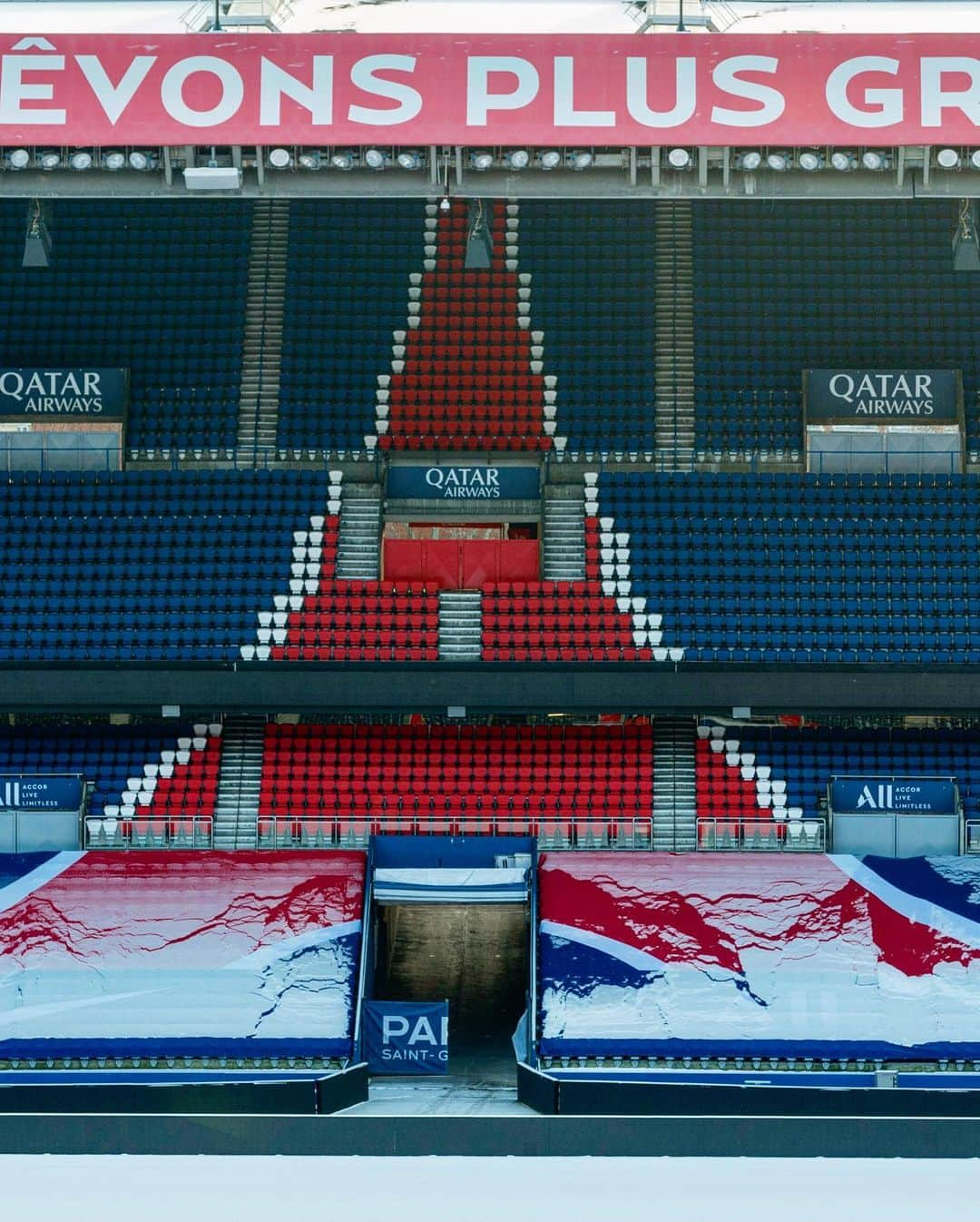 パリ・サンジェルマンFCさんのインスタグラム写真 - (パリ・サンジェルマンFCInstagram)「📸🏟️❄️ 𝗟𝗲 𝗣𝗮𝗿𝗰 𝗱𝗲𝘀 𝗣𝗿𝗶𝗻𝗰𝗲𝘀 - 0𝟸/𝟷0/𝟸0𝟸𝟷  ❤️💙 #PSGsnow #ICICESTPARIS #ParisSaintGermain #PSG」2月10日 23時43分 - psg