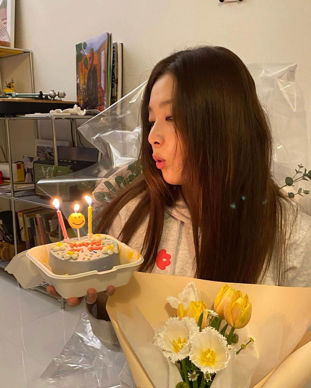 スルギさんのインスタグラム写真 - (スルギInstagram)「28살의 제 생일을 축하해주신 많은 분들 정말 감사합니다 행복한 생일이 되었어요❤️💛💚💙💜」2月10日 23時43分 - hi_sseulgi