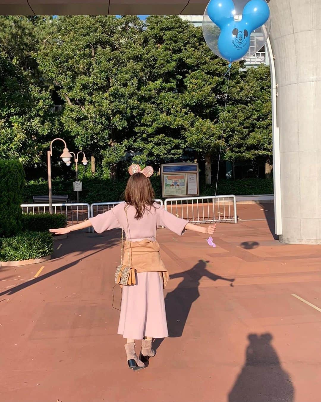 みはとさんのインスタグラム写真 - (みはとInstagram)「楽しそうなわたし🧚🏻‍♀️  今日も1日お疲れ様でした✴︎  #🏰🐭  #夢の国  #風船かわいい🎈  #ディズニー  #幸せな気持ちになれるよね #disneyland  #disneysea  #どっちも好き  #過去pic  #過去写真  #思い出  #ディズニーカチューシャ  #影もミッキー  #隠れミッキー  #本当は #ミニーちゃん  #happy  #smile  #thankyou  #🤍」2月10日 23時40分 - m2.13.0