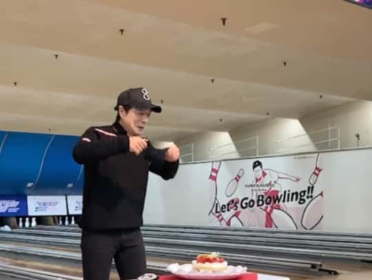 黒田アーサーのインスタグラム：「先日は所属事務所エクセリングからのバースデー🎁も超サプライズでした‼️😊💕 マネージャーからポートボウルで打ち合わせしたいと言われて着いたらいきなり「目隠しをして下さい⁉️」後はご覧のサプライズバースデーが待ってました‼️完全なるドッキリです🤣中でも1番嬉しかったのは、わざわざ僕のためにトッププロの皆さんがお祝いのメッセージ動画を撮ってくれた事です‼️本当に有り難うございました🙇‍♂️🙏許可を頂いたので皆さんにも見て頂きたいと思います😊✌️ 事務所が作った動画です！ https://youtu.be/b4y5VQQvRRE この動画は許可を頂いたので後日フルでアップします！ エクセリングの木谷社長とスタッフの皆さん、東京ポートボウルの皆さん、60歳の誕生日は一生忘れない日になりました！本当にありがとう❣️皆さんの愛💕を心から感じる感激の還暦祝いでした‼️」
