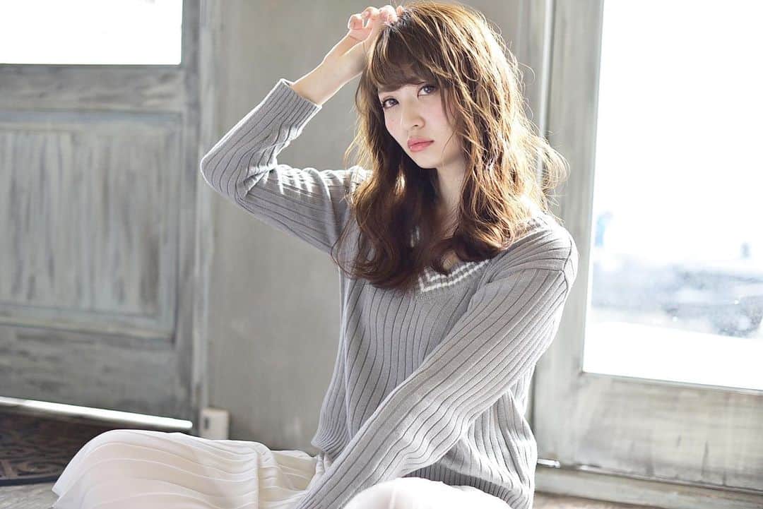 藤後 沙織 とうごさおりのインスタグラム：「髪の毛これぐらいのが巻きやすそうだし、アレンジ楽しそうだしって思うのになかなか切る決心がつかないそんな夜🌙  #ひとりごと#髪型問題#切るか伸ばすか #ミディアム#ミディアムヘア#これでもロングかもしれない #おやすみ#gn」