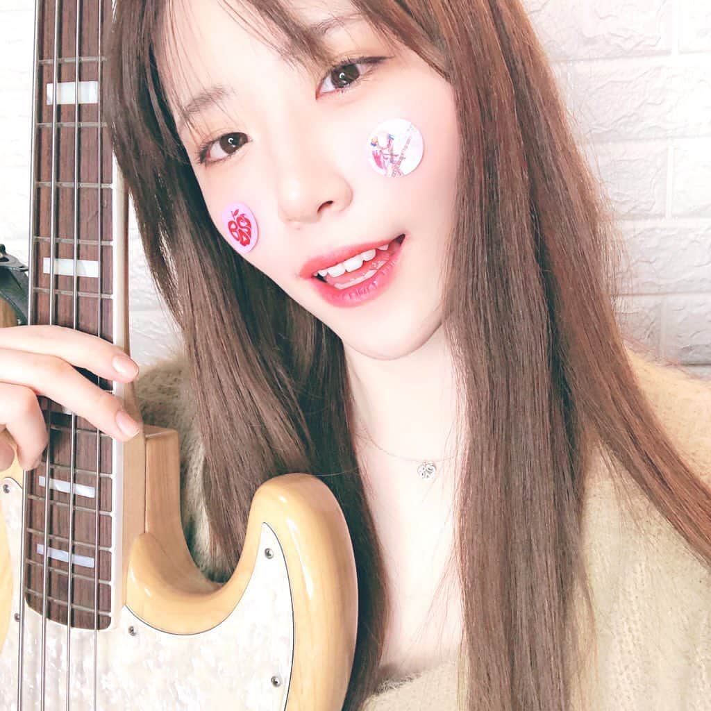 AKARIさんのインスタグラム写真 - (AKARIInstagram)「YouTube生配信ありがとでした！ . . . #dailylook #fashion #ootd #music #musician #bass #bassguitar #acdc  #bassist #japanesegirl #japan #follow #pink #koreanfashion #bassgram #groove #slapbass #basssolo #YouTube #youtuber #bass #ベース #ベース女子 #red #akaちゃんねる　#bassgirls #ベース弾いてみた」2月10日 23時44分 - akaringobass