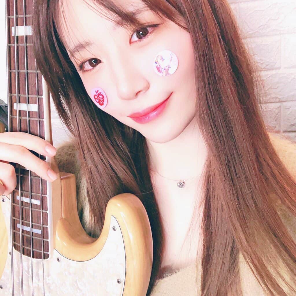 AKARIのインスタグラム：「YouTube生配信ありがとでした！ . . . #dailylook #fashion #ootd #music #musician #bass #bassguitar #acdc  #bassist #japanesegirl #japan #follow #pink #koreanfashion #bassgram #groove #slapbass #basssolo #YouTube #youtuber #bass #ベース #ベース女子 #red #akaちゃんねる　#bassgirls #ベース弾いてみた」