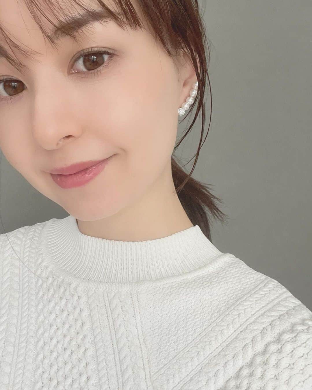 乙黒えりのインスタグラム：「パールピアス . 耳に沿ったカーブがソフトな感じでとてもいい〜*･゜ﾟ･*:.｡.:*　@u.plus_official   きれいめカジュアルにも相性が良くて、長く使えそう♡  きれいな箱に入って届いてテンション上がりました🤍  #パールピアス#アクセサリー#4連パール#きれいめカジュアル#ピアス #ユープラス」