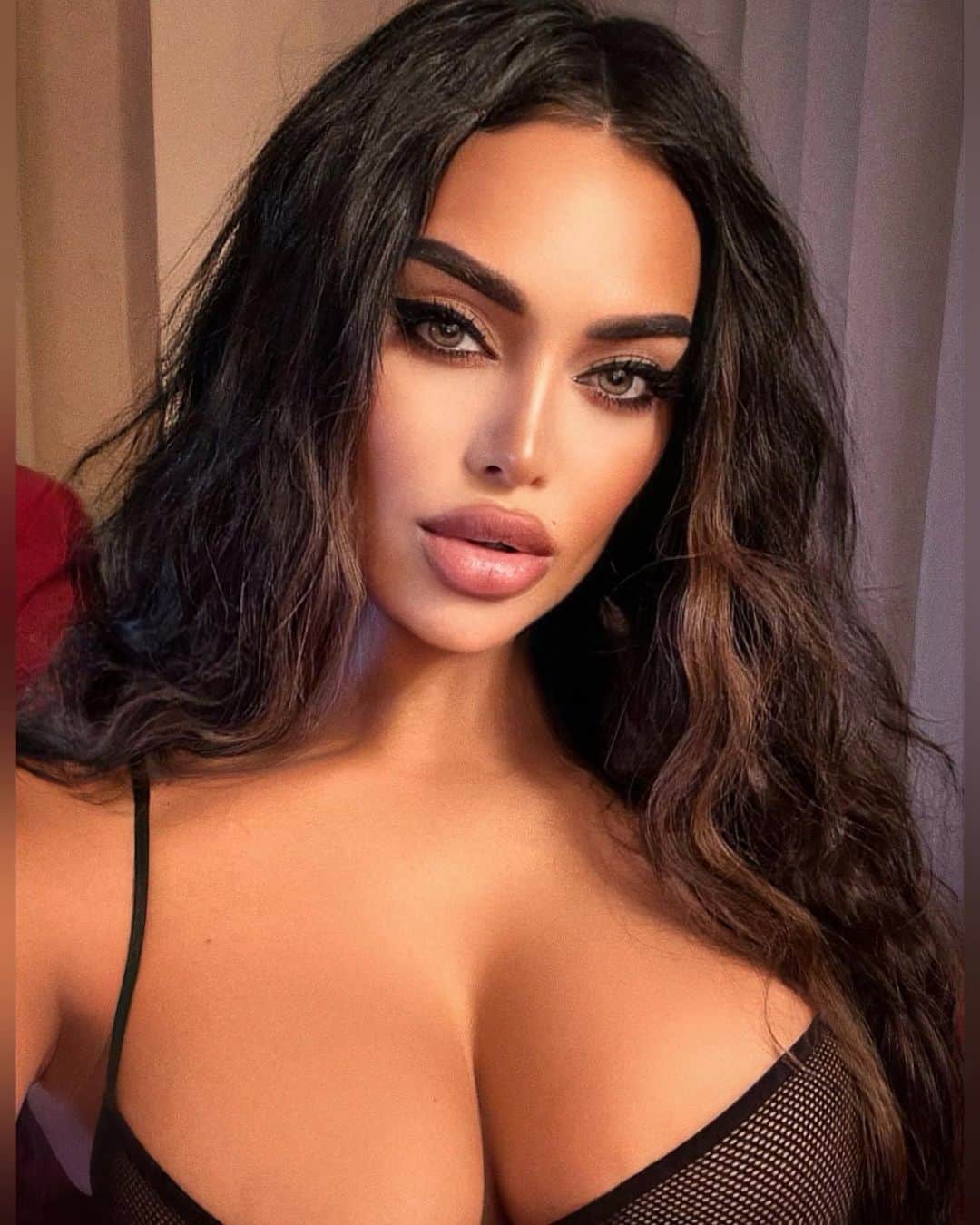 Nita Kuzminaのインスタグラム：「Главный принцип Женщины, которая переходит в состояние музы — помнить о том, что она может создавать события, видеть их наперёд и менять — в этом случае она перестаёт цепляться за существующую реальность..♥️🕊」
