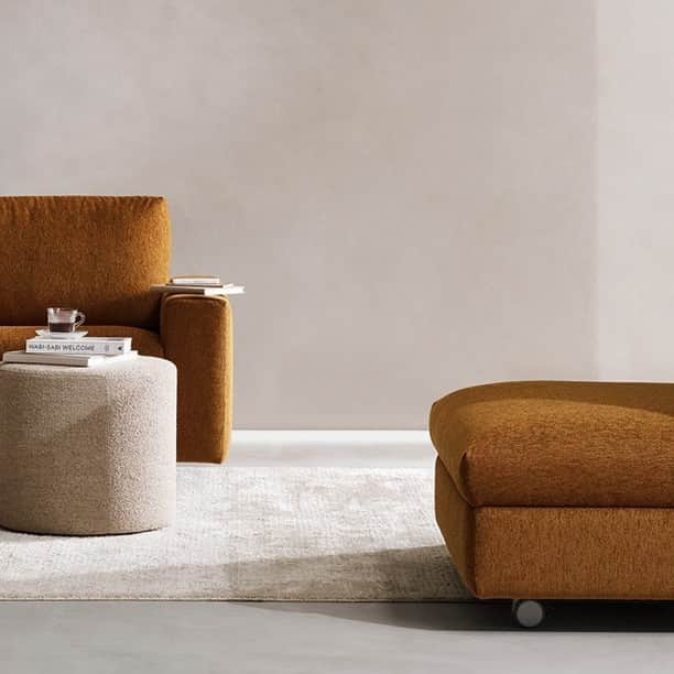 BoConceptさんのインスタグラム写真 - (BoConceptInstagram)「Clever storage makes homes ekstraordinær.  Like our new footstool designed to accompany the new Taylor sofa bed. Perfect for stowing away bedding.  Explore the new capsule collection now through link in bio.  #boconcept #liveekstraordinaer #newcapsulecollection21 #danishdesign #interiordesign」2月10日 23時48分 - boconcept_official