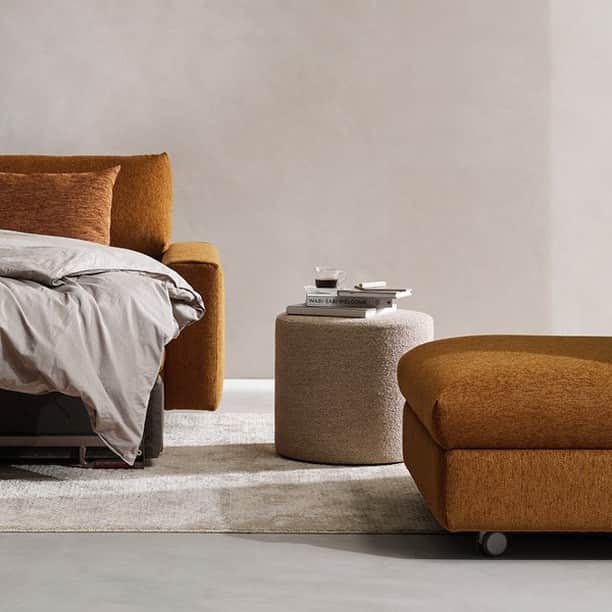 BoConceptさんのインスタグラム写真 - (BoConceptInstagram)「Clever storage makes homes ekstraordinær.  Like our new footstool designed to accompany the new Taylor sofa bed. Perfect for stowing away bedding.  Explore the new capsule collection now through link in bio.  #boconcept #liveekstraordinaer #newcapsulecollection21 #danishdesign #interiordesign」2月10日 23時48分 - boconcept_official