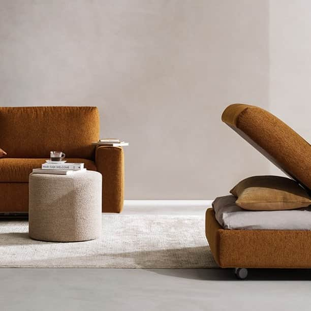 BoConceptのインスタグラム：「Clever storage makes homes ekstraordinær.  Like our new footstool designed to accompany the new Taylor sofa bed. Perfect for stowing away bedding.  Explore the new capsule collection now through link in bio.  #boconcept #liveekstraordinaer #newcapsulecollection21 #danishdesign #interiordesign」