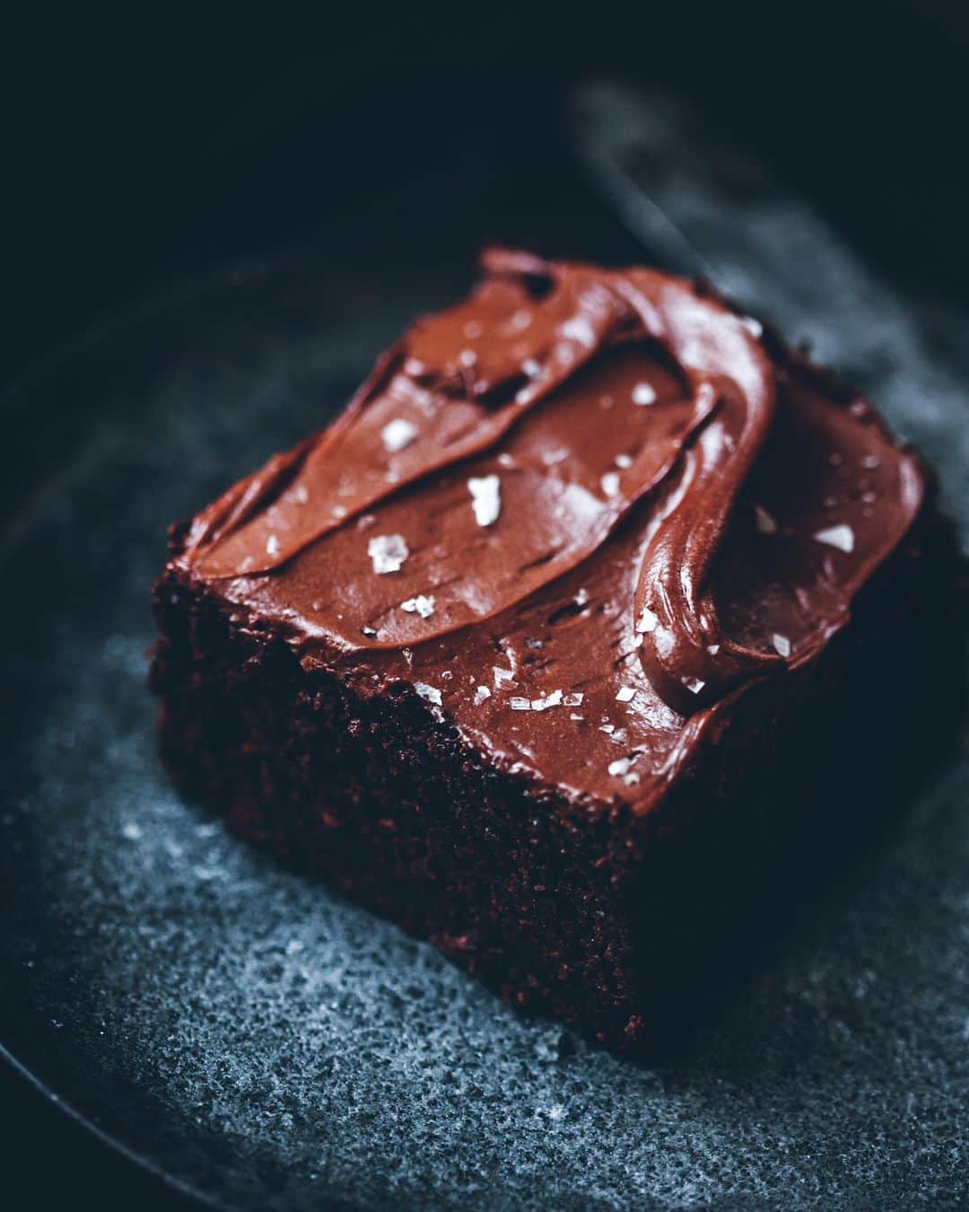 Linda Lomelinoさんのインスタグラム写真 - (Linda LomelinoInstagram)「New blogpost!  This insanely easy and delicious chocolate sheet cake with chocolate fudge frosting  is now up on the blog! 🤎🍫 It’s basically like my favorite chocolate layer cake but ten times easier and faster to make. Swipe for a behind the scenes-shot of my very unfancy ”studio” corner (sorry about the unintended product placement 😆) where most of my photos are shot. Link to the recipe in my profile!  #chocolatecake #chocolatefrosting #stopmotion #foodphotography」2月10日 23時49分 - linda_lomelino