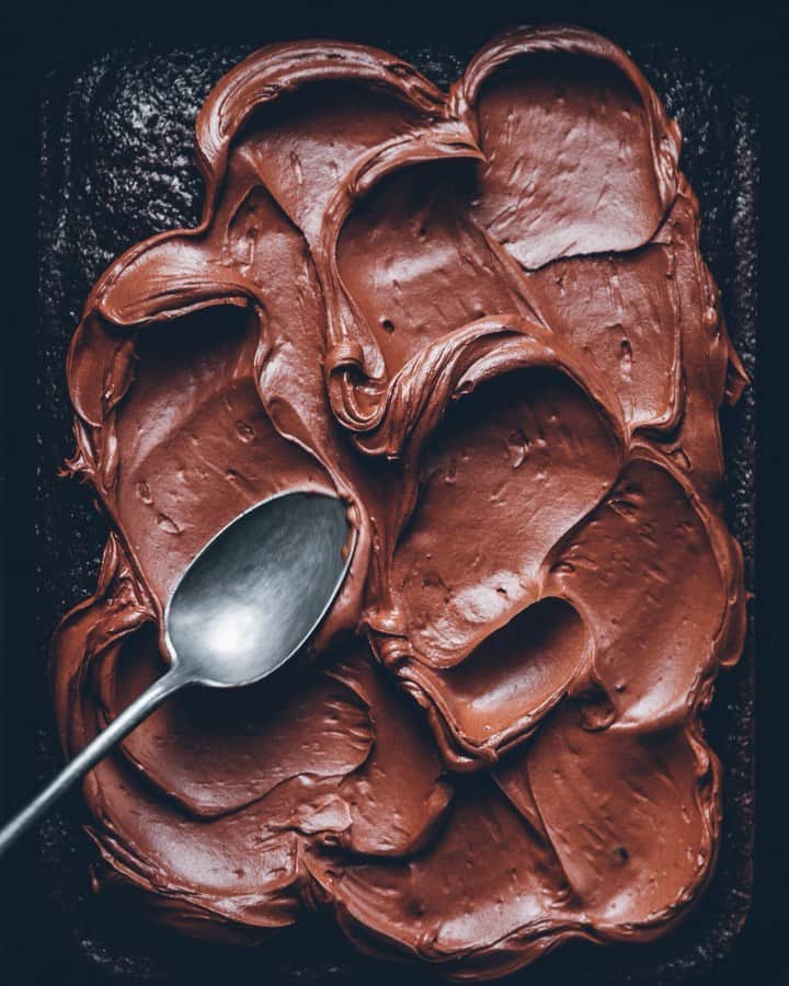 Linda Lomelinoのインスタグラム：「New blogpost!  This insanely easy and delicious chocolate sheet cake with chocolate fudge frosting  is now up on the blog! 🤎🍫 It’s basically like my favorite chocolate layer cake but ten times easier and faster to make. Swipe for a behind the scenes-shot of my very unfancy ”studio” corner (sorry about the unintended product placement 😆) where most of my photos are shot. Link to the recipe in my profile!  #chocolatecake #chocolatefrosting #stopmotion #foodphotography」