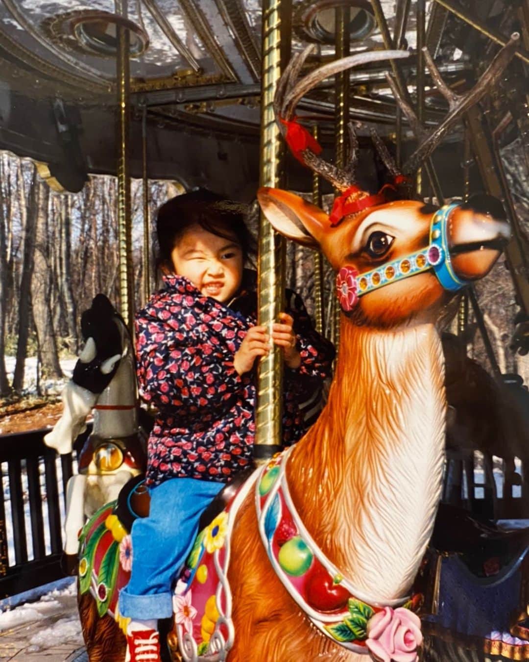 恵里花のインスタグラム：「90’s BABYYY😜🎠﻿🔆 ﻿ 小さい頃はカメラを向けると よくこの顔していたんだって😹📸 自分の中での流行りだったのかな〜🕺🏻 ﻿ #90s #throwback﻿ #childhood」
