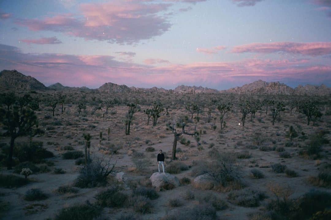 メイヤー・ホーソーンのインスタグラム：「Socially distanced」