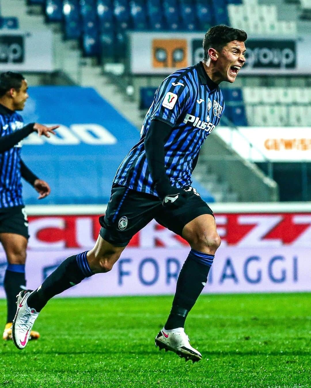 アタランタBCさんのインスタグラム写真 - (アタランタBCInstagram)「SÌ MATTEEEEEE!!! 🤩 Azione paz-ze-sca! ⚡️ Amazing play! ⠀ #AtalantaNapoli [2-0 33'] #GoAtalantaGo ⚫️🔵 #Atalanta #BergAMO #ForzaAtalanta #CoppaItalia」2月11日 5時21分 - atalantabc