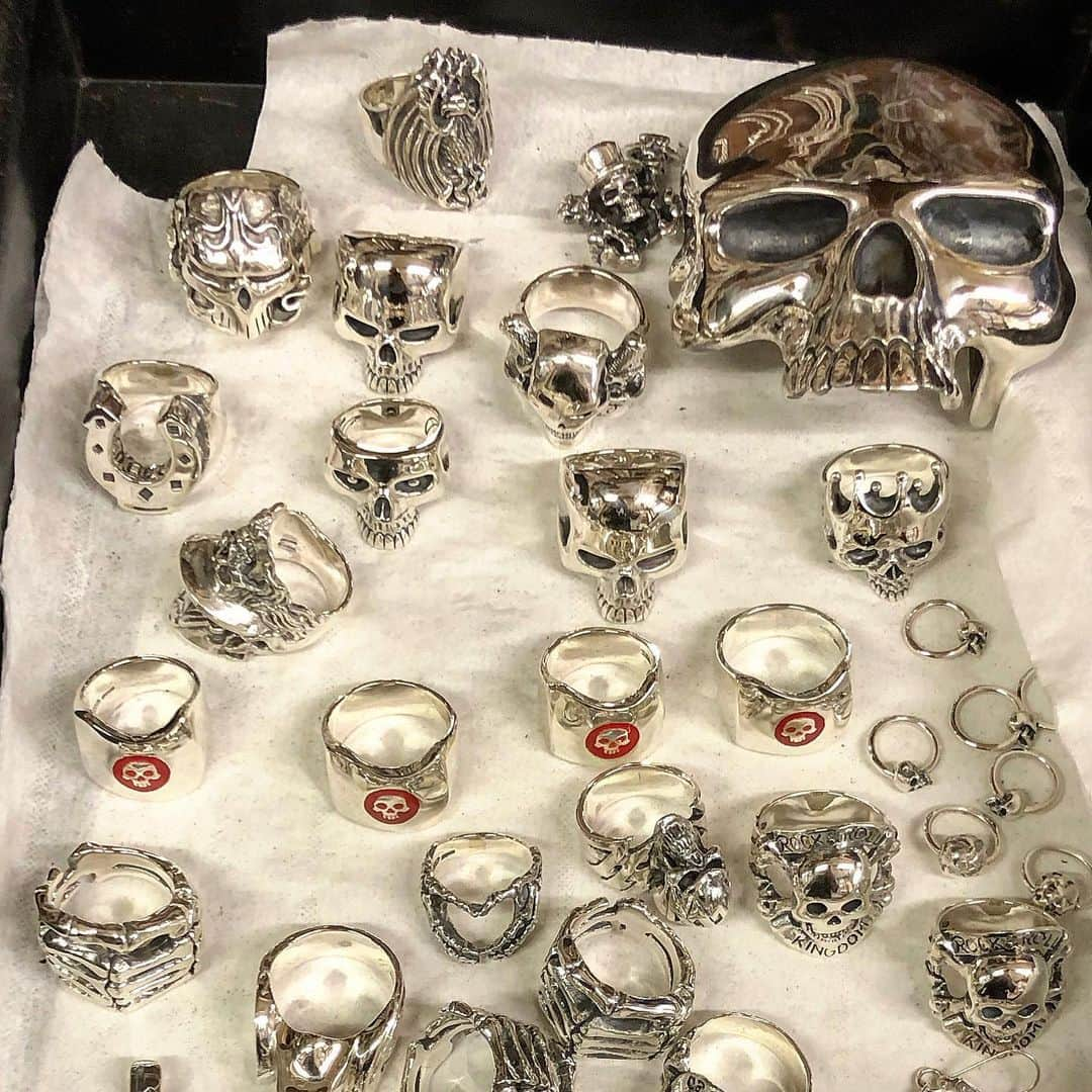 クレイジーピッグさんのインスタグラム写真 - (クレイジーピッグInstagram)「Lots of things being sent off to Tokyo 🤘💀🤘 #gothic #skulls #rocknroll #silver #jewellery #hardwork #satisfying」2月11日 0時00分 - crazypigdesignslondon