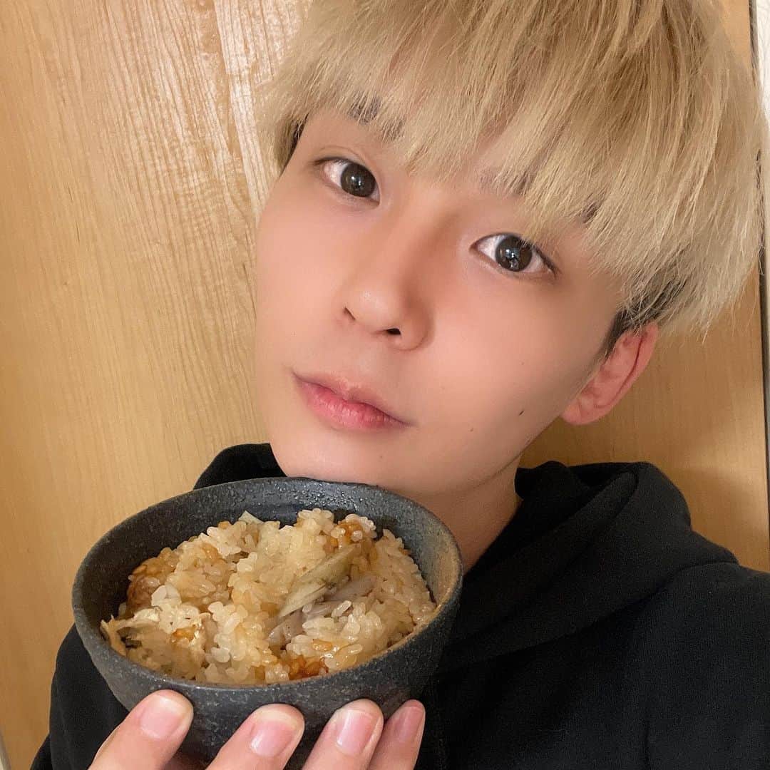 沢村玲/REIのインスタグラム：「夜遅くにまたしてもごめん！😢  そして、2枚目の画角ミスってた。さらにごめん🙇  今日はオリジナルレシピ"和食に合う炊き込みご飯"と  cookpadから"小松菜とツナの卵炒め"と"鶏もも肉のさっぱりおろしポン酢"だよーん！  気合い入れて作っちゃったな今日は。。  明日のcookpadLiveよろしくね！  #cookpadLive #cookpad #炊き込みご飯  #鶏もも最強  #料理男子  #料理上手になりたい」