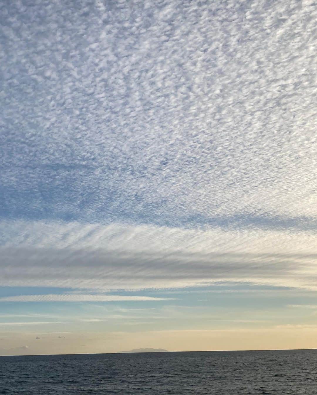 石田ひかりさんのインスタグラム写真 - (石田ひかりInstagram)「今日の七里ヶ浜です こんな空 見たことない… 恐ろしいほど美しかった…」2月10日 23時56分 - hikaringo0525
