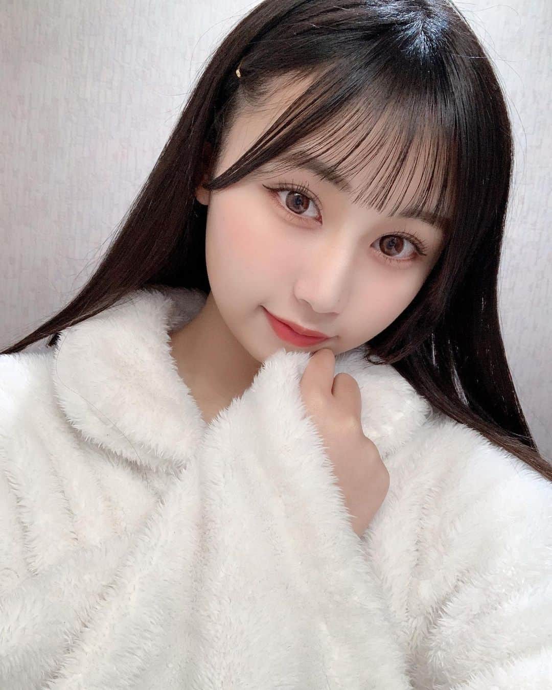 宮丸くるみのインスタグラム：「家ではずっともこもこの上着( ¨̮ )笑  ・ ・ ・  #リリバリ #lilyofthevalley #アイドル #idol #jk #18歳 #高校生 #ロングヘア #ぱっつん前髪 #シースルー前髪 #黒髪 #ストレートヘア #もこもこアウター #ルームウェア」
