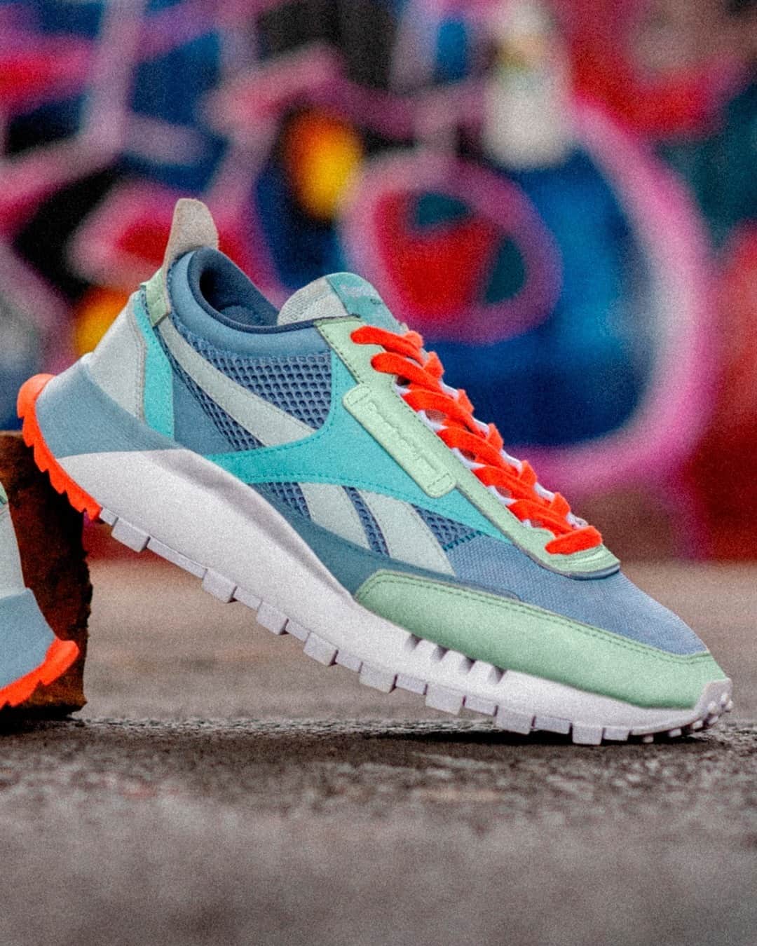 Foot Lockerのインスタグラム：「A retro feel with a futuristic style. The #Reebok CL Legacy is now available online.」