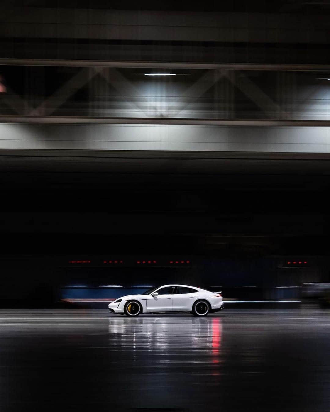 Porscheさんのインスタグラム写真 - (PorscheInstagram)「New Orleans - home of one of the longest buildings in America. Not a bad setting for a spot of record-breaking. The Taycan added another victory to its list as it conquered the Indoor Land Speed Record at a swift 165.1 km/h. Watch it via the link in bio. _ Taycan Turbo S: Electricity consumption combined: 28,5 kWh/100 km; CO2 emissions: 0 g/km I https://porsche.click/DAT-Leitfaden I Status: 02/2021」2月11日 0時09分 - porsche