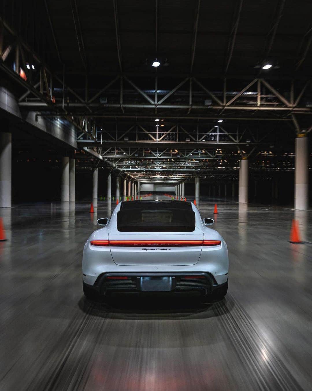 Porscheさんのインスタグラム写真 - (PorscheInstagram)「New Orleans - home of one of the longest buildings in America. Not a bad setting for a spot of record-breaking. The Taycan added another victory to its list as it conquered the Indoor Land Speed Record at a swift 165.1 km/h. Watch it via the link in bio. _ Taycan Turbo S: Electricity consumption combined: 28,5 kWh/100 km; CO2 emissions: 0 g/km I https://porsche.click/DAT-Leitfaden I Status: 02/2021」2月11日 0時09分 - porsche