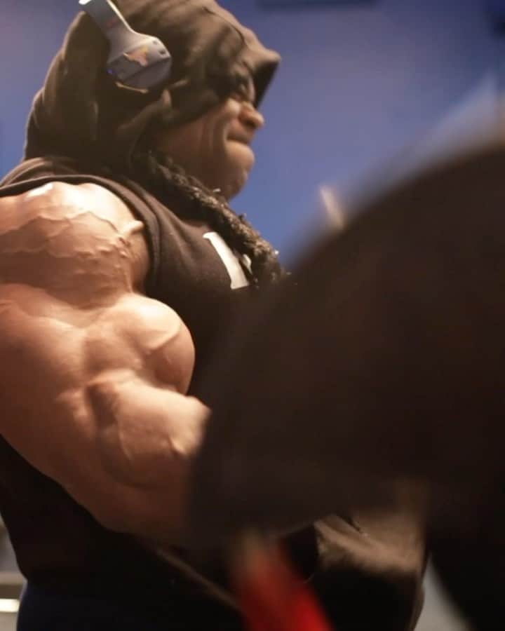 カイ・グリーンのインスタグラム：「Ready up. This is TOTAL WAR 💥  How often can you say you train with full brute force intensity from the minute you step foot in the iron dungeon all the way until your first step out the door?   Unleash this level of razor sharp focus and fury with @redcon1 EVERY WORKOUT. The highest state of readiness 💯 Sweat soaked battleground, no strength to carry your own weight, drained to the max both physically & mentally.  Become a force to reckon with. No surrender, no retreat.  I AM REDCON 1.   #Redcon1 #HighestStateOfReadiness」