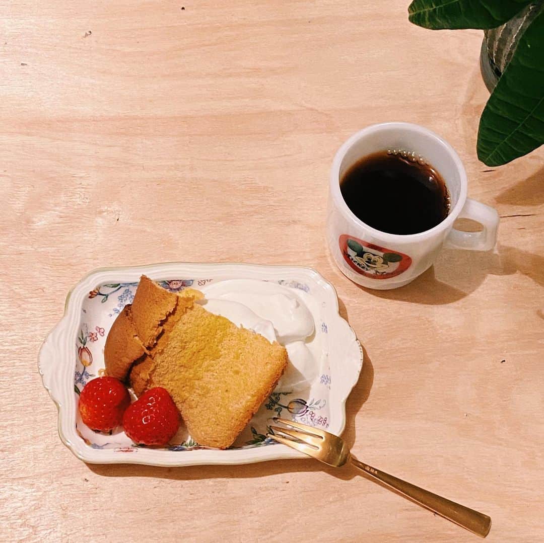 Ami さんのインスタグラム写真 - (Ami Instagram)「今日の出来事。  1.2 衝動的にシフォンケーキを焼いたよ‼︎ そういえば紅茶シフォンにしようと思ってたのに忘れてた🙄 でもでも、過去一綺麗に膨らんで大満足ーーー‼︎  3.ネイルを塗り変えたよ💅 「私も小指こーなる」ってDMがいっぱい届いて仲間がいて嬉しかった😝  4.マヨネーズブロッコリーオンザiPhone.  そろそろバレンタインだけど、みんな何作るのー？🍫 私はもう決まってるよ❤️❤️❤️」2月11日 0時01分 - ami_dream05