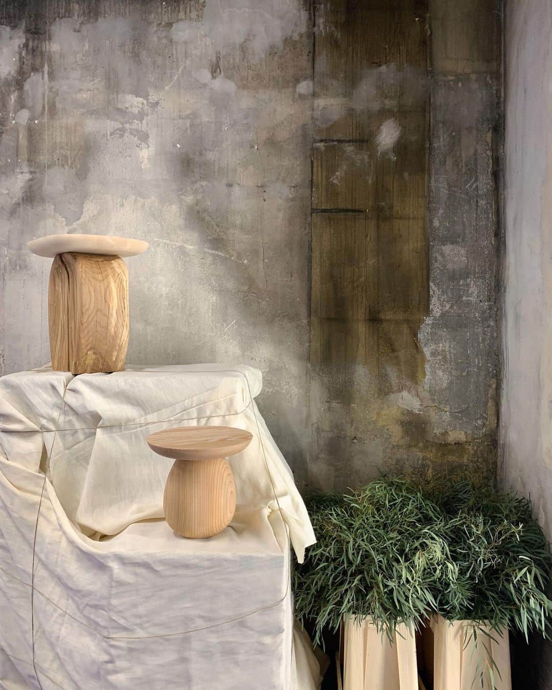Kinfolk Magazineのインスタグラム：「Wooden sculptures at @tableau_cph.🍄🌿」