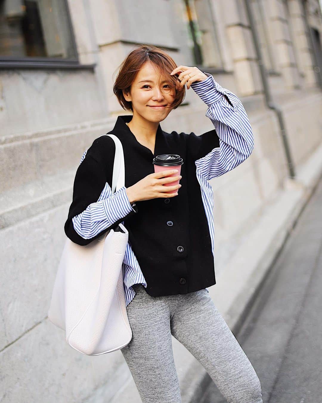 小松あやのインスタグラム：「. ナースあるある、、、 っていうか私だけかもしれないけど、 職場が近くて、 しかもどうせユニフォームに着替えると思うと、 ついついどカジュアルなコーデで 出勤しちゃうんだよな🤦🏻‍♂️ 　 #にしても程がある  #この日はさすがにゆるすぎた #もうちょい社会人頑張ります 　 明日はお休みですね㊗️ ゆっくり過ごしましょ〜👋🏽👋🏽 　 　 #ゆるコーデ #カジュアルコーディネート #大人カジュアルファッション #30代コーディネート #なんちゃってナース #楽ちんコーデ #楽ちんパンツ」