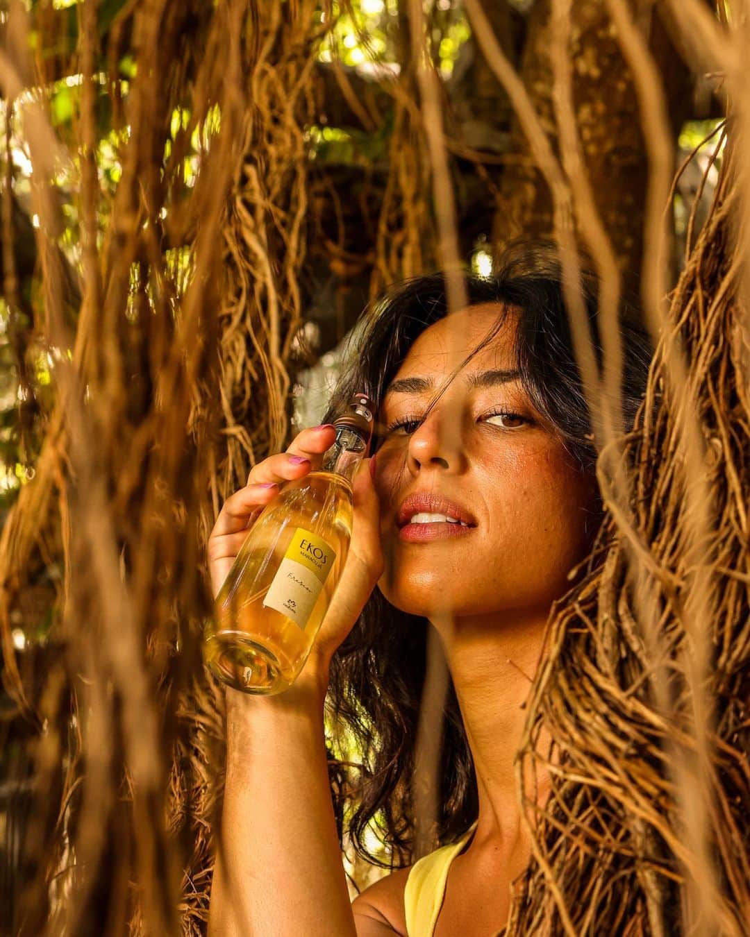 Yanna Lavigne 稲垣アンのインスタグラム：「Amores, vocês com certeza já ouviram falar sobre os benefícios naturais do maracujá, em como ele age como um calmante natural, trazendo a calma pra olharmos pra nós mesmas com mais cuidado. Existem mais de 150 variedades de maracujá e a flor é uma das mais exuberantes na minha opinião. O frescor de maracujá da @naturabroficial traz a fragrância delicada e refrescante pra sua pele, hidratando e dando suavidade que ela precisa. E além disso tudo essa embalagem de natura ekos contribui pra evitar o descarte de aproximadamente 1,6 mil toneladas de vidro, que equivale a 1,7 milhões de garrafas de 1litro, isso é cuidar de você e da nossa natureza, porque sabemos que #SomosTodosUmaNaturezaSó  *publicidade」